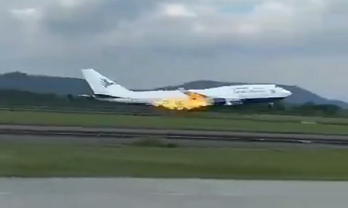 Un Boeing aterriza de emergencia tras incendiarse el motor