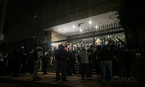 Normalistas vandalizan la Secretaría de Gobernación