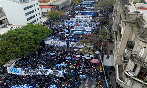 Sindicatos de Argentina conmemoran el 1 de Mayo en rechazo a la “motosierra” de Milei