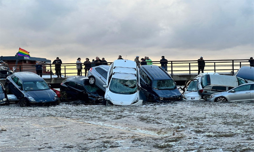 Riada arrastra decenas de coches y colapsa un puente en Cadaqués