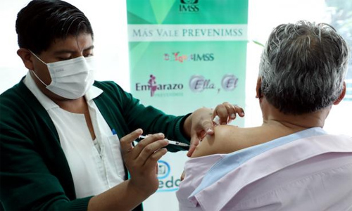 Llaman a aplicarse las vacunas contra influenza y covid