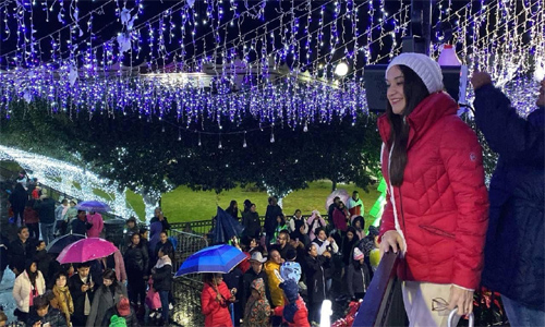 Ivette Topete encendió el monumental árbol navideño en Amecameca