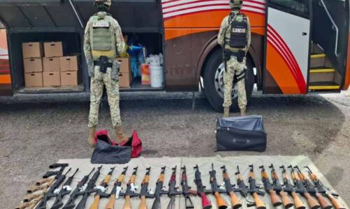 Aseguran arsenal en autobús en la Maxipista Culiacán-Mazatlán