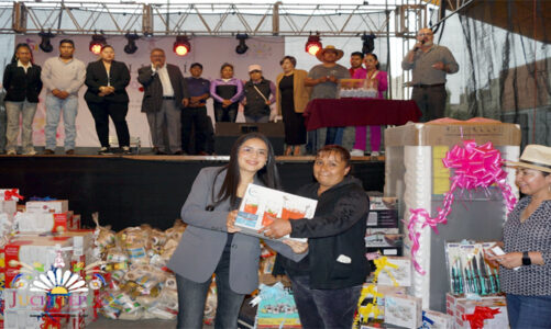 Juan Calvo y presidenta del DIF, celebran a las madres