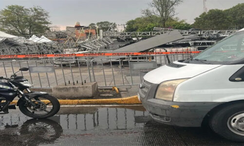 Cae escenario en explanada de la Gustavo A. Madero