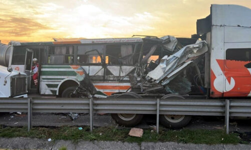Camión de pasajeros choca contra un tráiler en Ecatepec