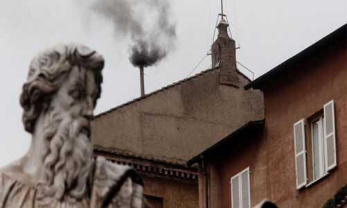 Primera fumata del Cónclave arroja humo negro