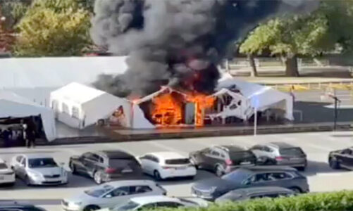 Incendio y disparos frente al Parlamento serbio
