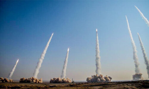 Irán ataca bases militares en EAU, Baréin e Israel con drones y misiles