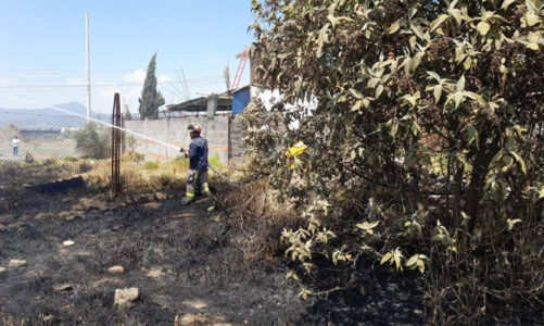 Bomberos evita que el fuego alcance viviendas en calle Insurgentes en Amecameca