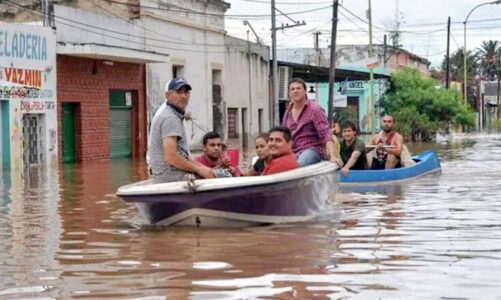 Desalojos en medio de torrenciales lluvias que afectan el norte argentino
