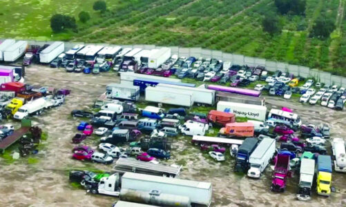 Empresario denuncia saqueo de su vehículo en corralón del Edoméx
