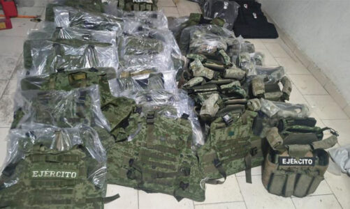 Hallan granadas, lanzallamas y uniformes en taller clandestino de Ecatepec