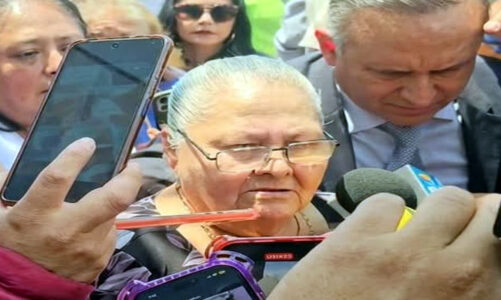 Doña Carlota sale del penal de Chalco