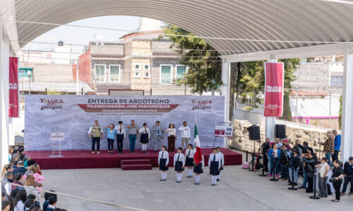 Dignifica Ricardo Moreno escuelas toluqueñas con la entrega de arcotechos