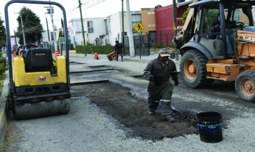 Mantiene Toluca programa histórico de bacheo y obras
