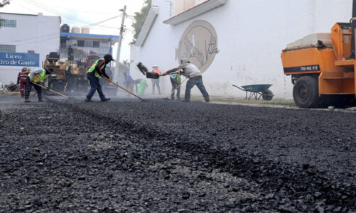 Supervisan avance de maquinaria en la calle Gómez Farías