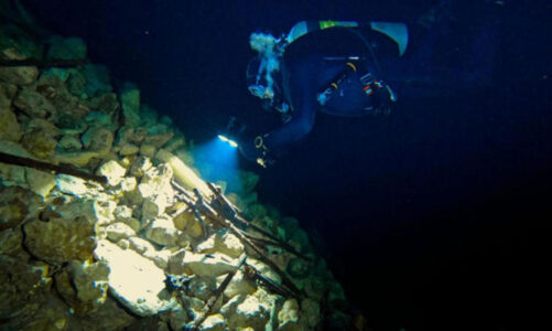 Descubren cañón y fusiles del siglo XIX en cenote de Yucatán