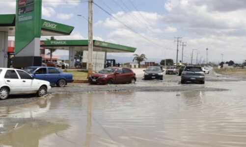 Cruce en mal estado pone en riesgo a automovilistas