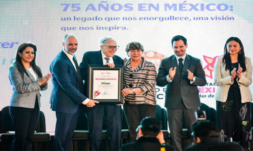Reconoce Delfina Gómez a Pfizer por 75 años en México