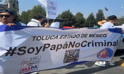 Bajo el lema “Soy Papá, No Criminal”, padres se manifiestan en Toluca