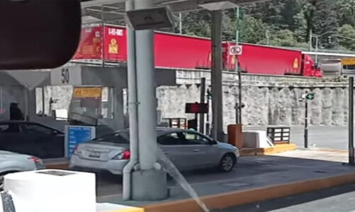 Transportistas toman la caseta México-Toluca y dan paso libre