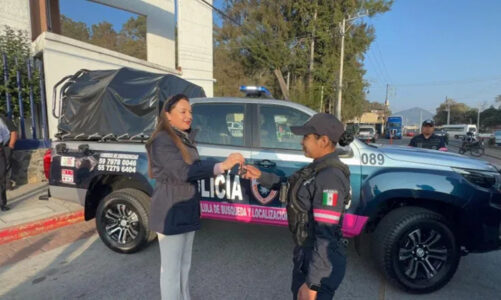 Ivette Topete entrego dos nuevas patrullas a la policía municipal