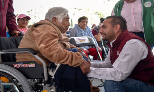 Entregan más de 2 mil 900 sillas de ruedas, bastones y andadores a personas mayores