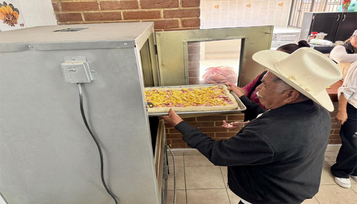 Adultos mayores del grupo Bugambilia aprenden a elaborar pizza en taller del DIF Atlauta