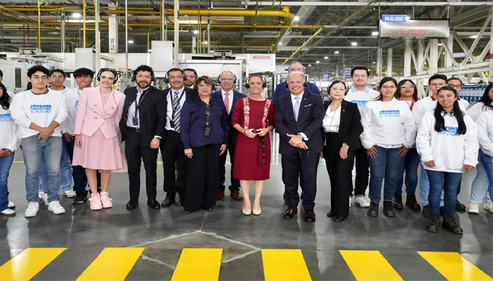 Claudia Sheinbaum y Delfina Gómez anuncian inversión para la industria automotriz en Toluca