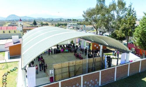 Transforma Ricardo Moreno espacios escolares con nuevos arcotechos