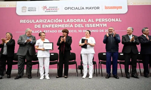 Delfina Gómez entrega basificaciones a trabajadores del ISSEMyM