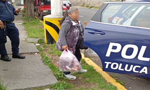 Detienen a mujer por tirar basura en la vía pública en Toluca