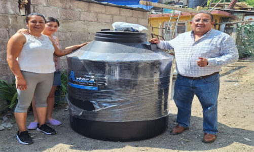 Ricardo Valencia respalda a familias con entrega de tinacos