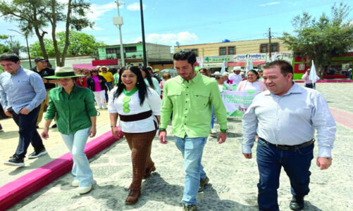 Pepe Couttolenc y Johanna Fernández entregaron obras a San Juan Coxtocan en Tenango del Aire