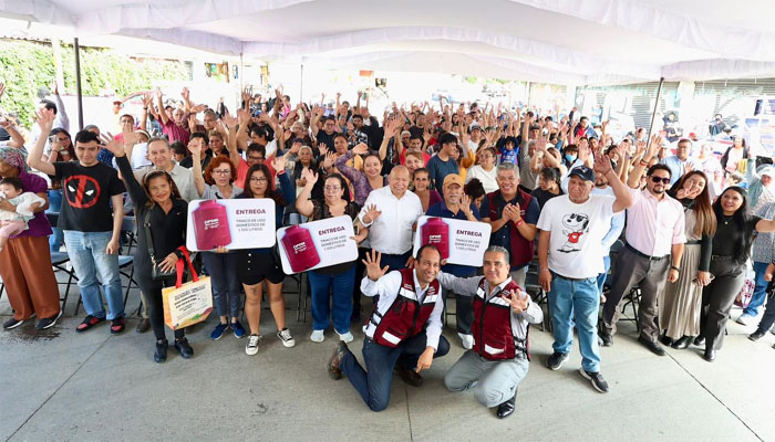 Entrega Raciel Pérez equipamiento de almacenamiento de agua en Santa María Tlayacampa
