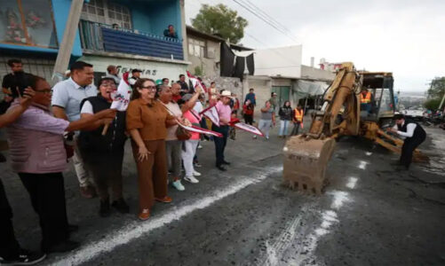 Azucena Cisneros da banderazo de inicio a obras en la avenida Ecatepec