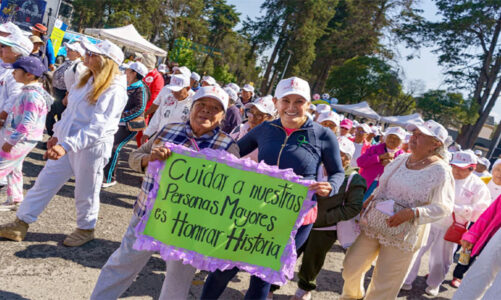 Reúne Rocío Pegueros a más de 280 adultos mayores en caminata por la salud