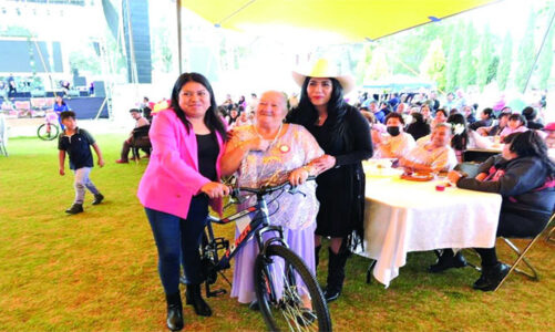 Johanna Fernández festeja con miles de familias