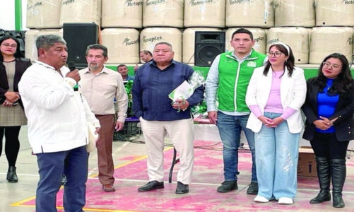 Pepe Gómez al magisterio por su  labor en formación de nuevas generaciones