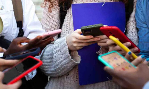 EAU prohíbe redes sociales a menores de 15 años