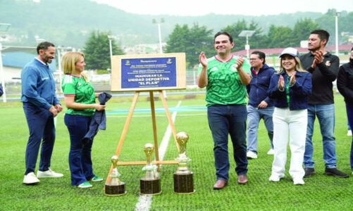 Enrique Vargas en la entrega de Unidad Deportiva El Plan