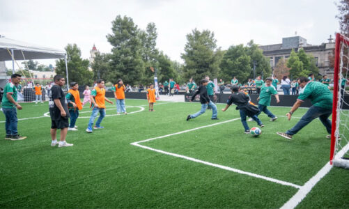 Se viste de verde la Plaza de los Mártires con la pasión futbolera