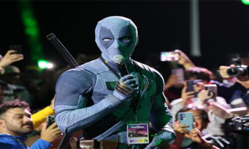 Ryan Reynolds sorprende en Comic-Con con Deadpool gris