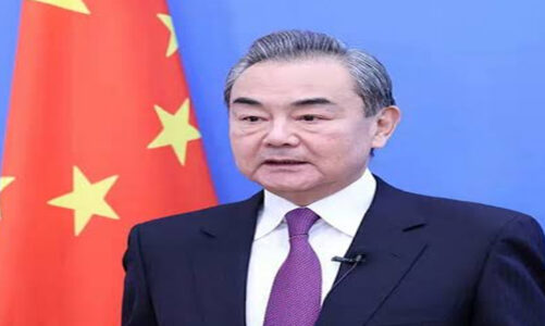 “Avanzaremos por la vía de la cooperación integral con Rusia”: Wang Yi