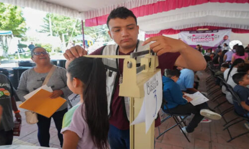 Benefician a estudiantes con certificados médicos gratuitos en La Paz
