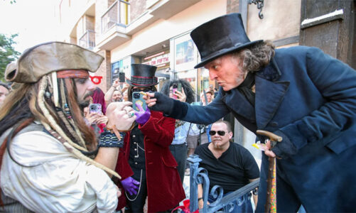 Johnny Depp sorprende en la Comic-Con transformado en el avaro Scrooge