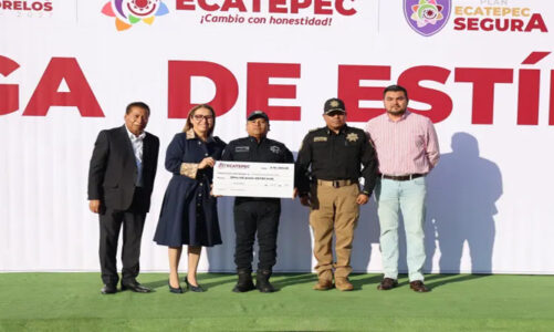 Azucena Cisneros entrega estímulos económicos a policías de proximidad
