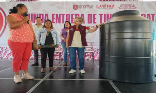 La Paz celebra segunda entrega de tinacos gratuitos