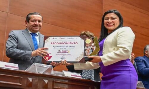 Abigail Sánchez recibe premio del IAPEM